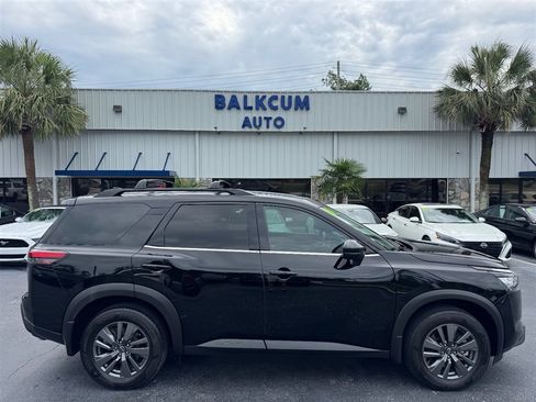 Used 2024 Nissan Pathfinder SV w/ SV Premium Package FWD image 1