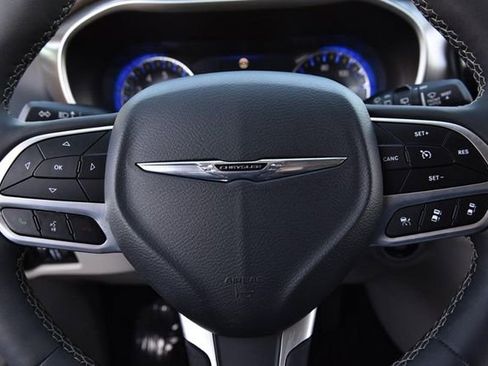 Used 2024 Chrysler Pacifica Touring-L image 19