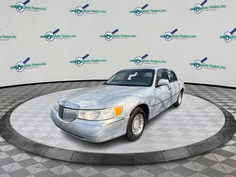 Used 2001 Lincoln Town Car Executive image 2