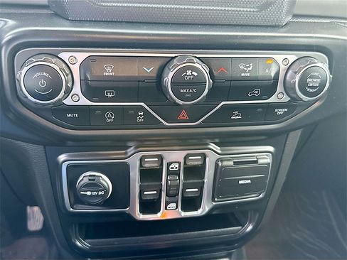 Used 2022 Jeep Gladiator Willys image 16