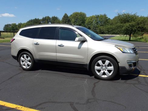Used 2016 Chevrolet Traverse LT w/ Style and Technology Package FWD image 1