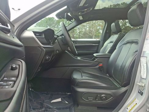 Used 2024 Jeep Grand Cherokee L Limited w/ Luxury Tech Group II image 16