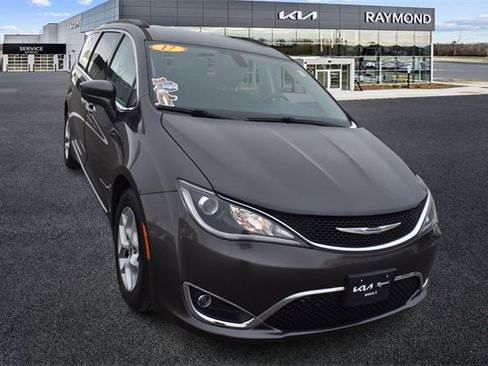 Used 2017 Chrysler Pacifica Touring-L w/ Tire & Wheel Group image 9