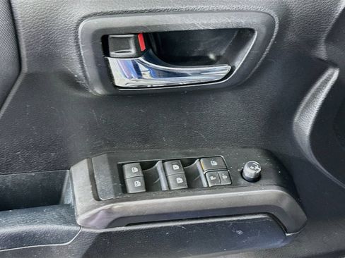 Used 2017 Toyota Tacoma TRD Off-Road w/ Premium & Technology Package AWD/4WD image 19