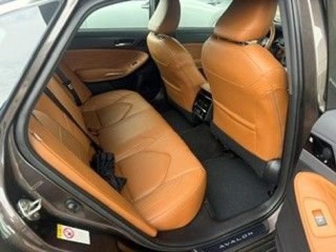 Used 2019 Toyota Avalon Limited w/ Advanced Safety Package FWD image 8