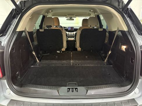 Used 2023 Ford Explorer XLT AWD/4WD image 15