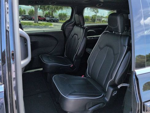 Used 2026 Chrysler Pacifica Limited FWD image 14