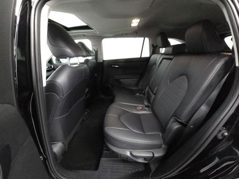 Used 2023 Toyota Highlander XLE AWD/4WD image 5