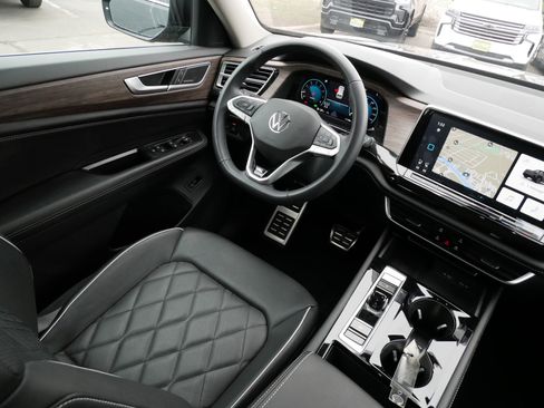 Certified 2025 Volkswagen Atlas SEL Premium R-Line image 8