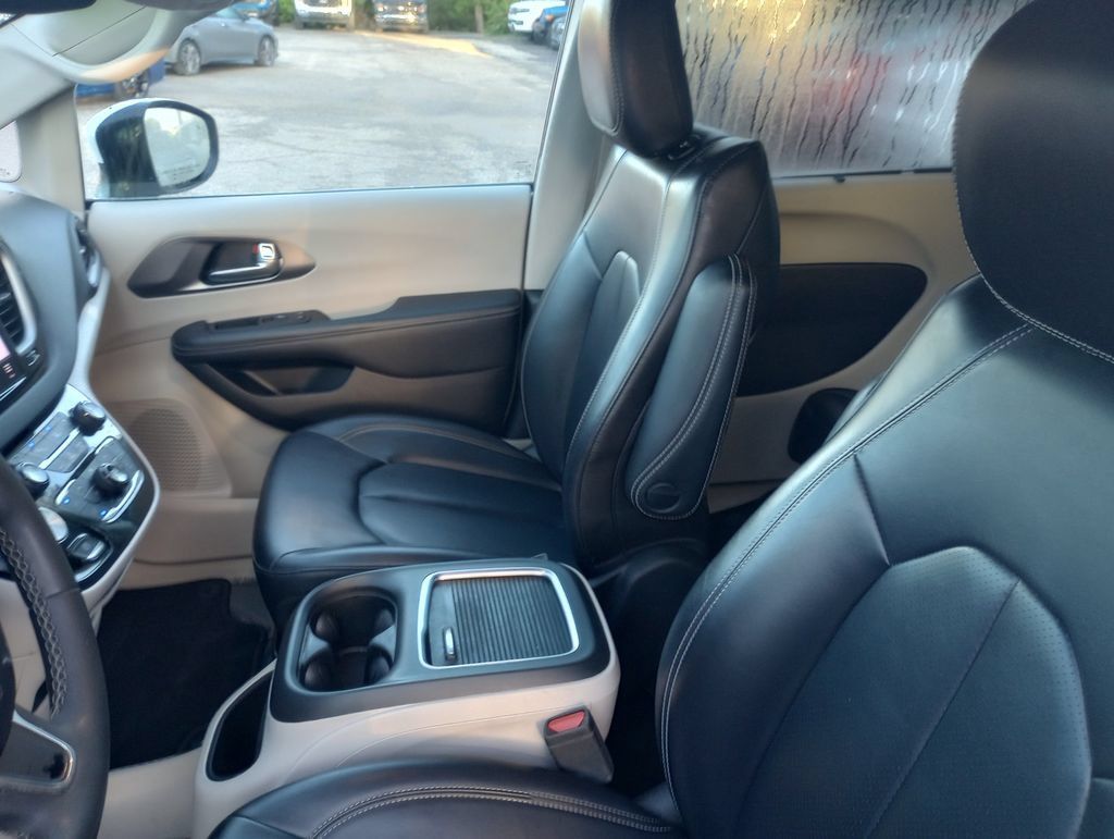 Used 2023 Chrysler Pacifica Touring-L FWD image 22