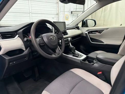 Used 2020 Toyota RAV4 XLE w/ Convenience Package FWD image 12