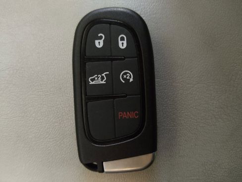 Used 2020 Jeep Cherokee Limited FWD image 32
