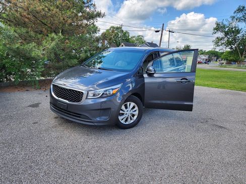Used 2017 Kia Sedona LX w/ LX Essentials Premium Package FWD image 4