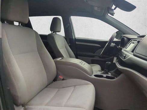 Used 2019 Toyota Highlander LE FWD image 26