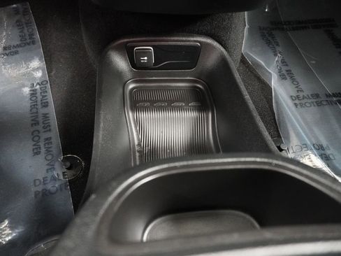 Used 2024 Chrysler Pacifica Select image 47