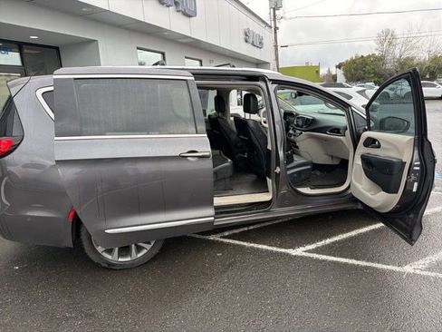 Used 2018 Chrysler Pacifica Limited w/ Tire & Wheel Group image 16