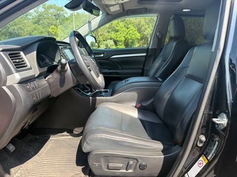 Used 2019 Toyota Highlander XLE AWD/4WD image 16
