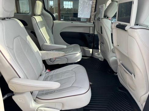 Used 2017 Chrysler Pacifica Limited image 45