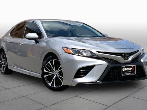 Used 2019 Toyota Camry SE FWD image 3