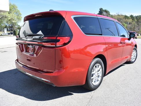 New 2026 Chrysler Pacifica Select image 9
