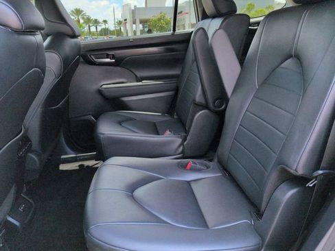 Certified 2024 Toyota Highlander XLE FWD image 14