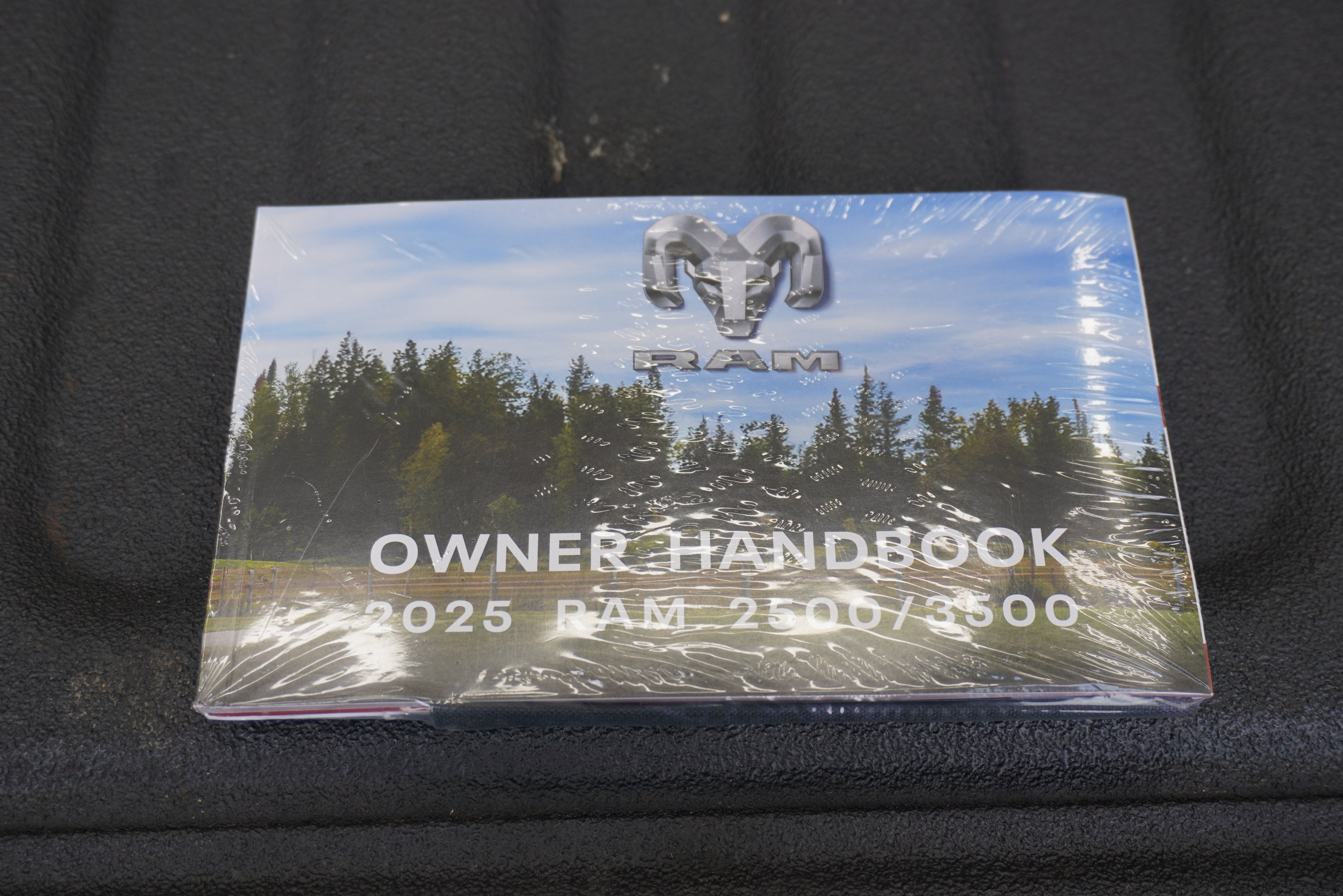 Used 2025 RAM 3500 Limited AWD/4WD image 33