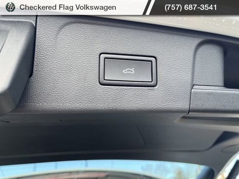 Used 2025 Volkswagen Atlas SE image 18