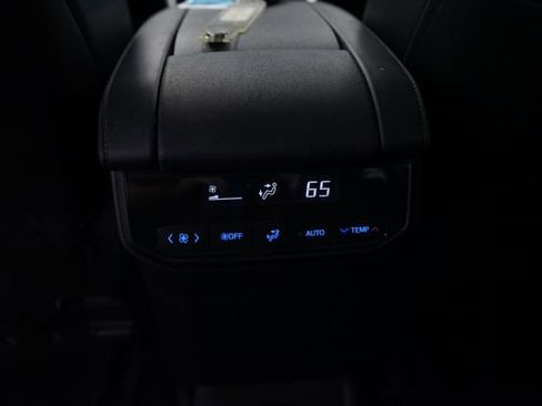 Used 2021 Toyota Highlander XLE AWD/4WD image 30