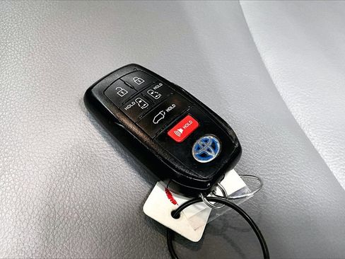 Used 2024 Toyota Sienna XLE image 10