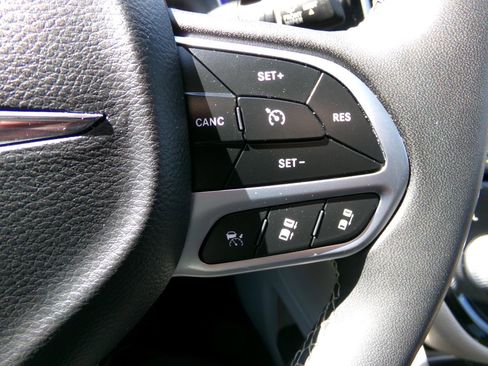 Used 2022 Chrysler Pacifica Limited FWD image 18