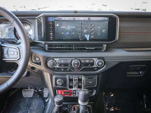 Used 2025 Jeep Wrangler Unlimited Rubicon AWD/4WD image 18