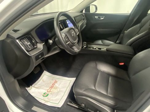 Used 2025 Volvo XC60 B5 Core image 10