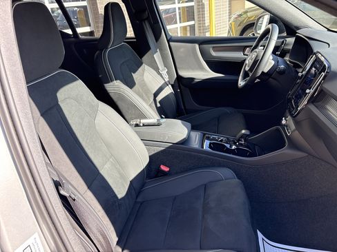 Used 2025 Volvo XC40 B5 Plus image 17