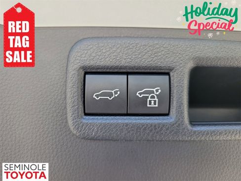 Used 2024 Toyota Venza Nightshade image 9