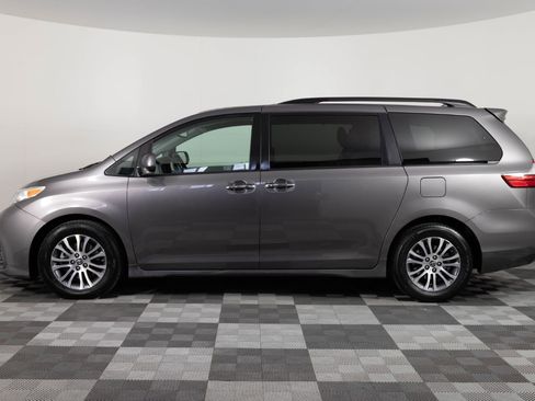 Used 2019 Toyota Sienna XLE FWD image 3
