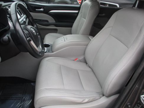 Used 2014 Toyota Highlander XLE AWD/4WD image 16