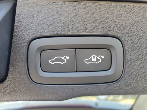 Certified 2025 Volvo XC60 B5 Ultra image 16