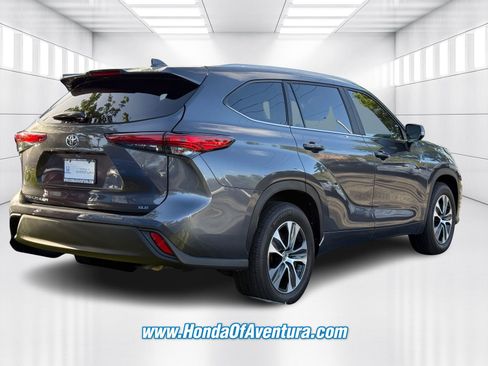 Used 2023 Toyota Highlander XLE image 5