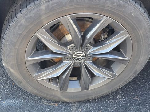 Used 2023 Volkswagen Tiguan SE w/ Panoramic Sunroof Package FWD image 8