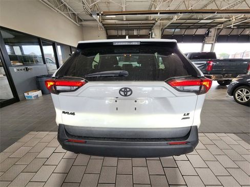 Used 2021 Toyota RAV4 LE AWD/4WD image 5