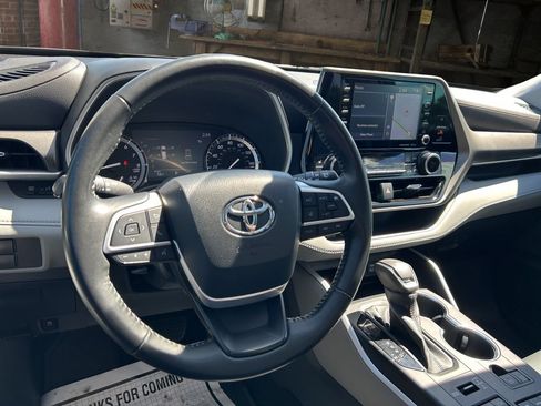 Used 2022 Toyota Highlander XLE AWD/4WD image 21