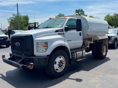 Used 2016 Ford F750 2WD Regular Cab Super Duty image 1