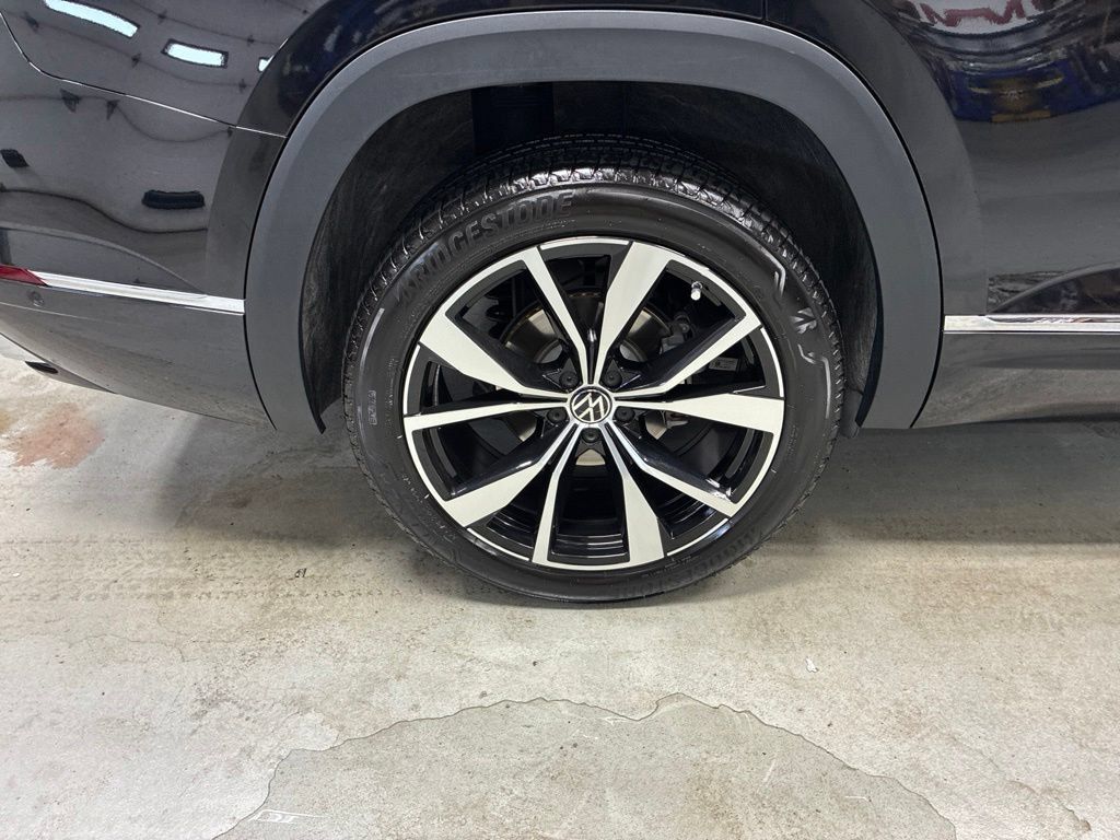 Used 2025 Volkswagen Atlas SEL Premium R-Line AWD/4WD image 3