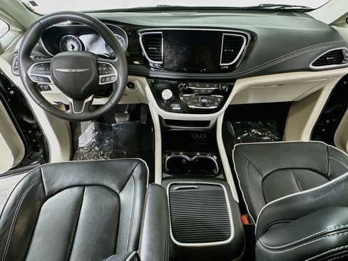 Used 2023 Chrysler Pacifica Limited FWD image 15