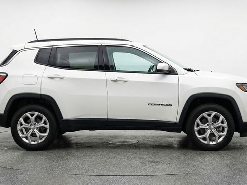 Used 2025 Jeep Compass Latitude image 11
