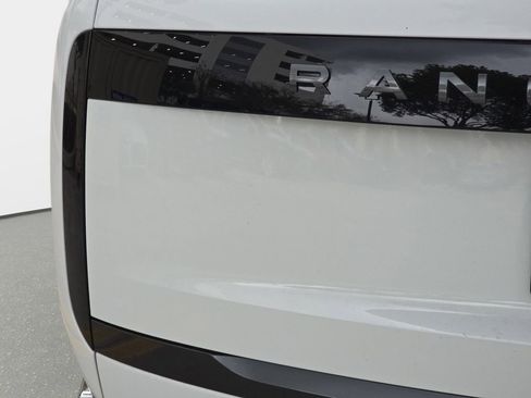 Used 2025 Land Rover Range Rover SE image 28