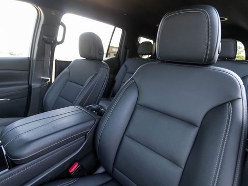 Used 2025 Chevrolet Traverse LT AWD/4WD image 6