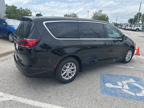 New 2025 Chrysler Pacifica Select w/ Uconnect Theater Family Group image 33