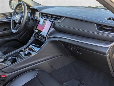 Used 2025 Jeep Grand Cherokee Limited w/ Luxury Tech Group II image 23