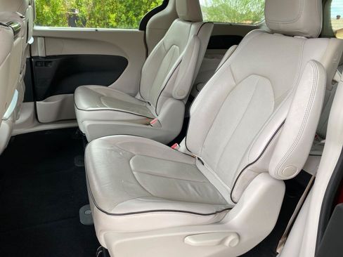 Used 2018 Chrysler Pacifica Limited FWD image 41